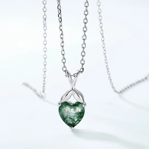 Collier en argent S925 avec pendentif cœur en agate mousse verte et détails de feuilles