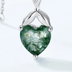 Collier en argent S925 avec pendentif en agate mousse en forme de cœur, vue macro