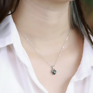 Collier en argent S925 avec pendentif cœur en agate mousse verte porté par un mannequin