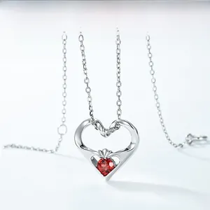 Détail du collier coeur en argent S925 avec une pierre de grenat rouge sertie