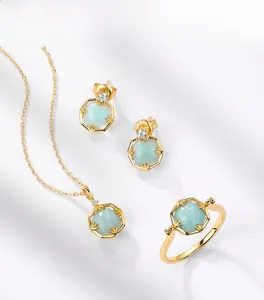 Dettaglio set gioielli in argento S925 con pietre blu e placcatura in oro