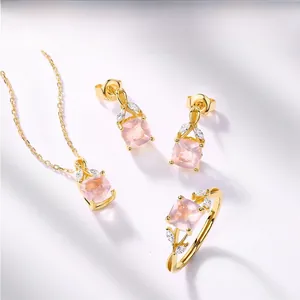 Détails macro de l'ensemble de bijoux en argent S925 avec quartz rose et placage doré