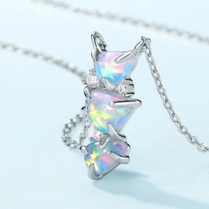 Collana in argento S925 con tre opali sintetici verticali e accenti di zircone lucido