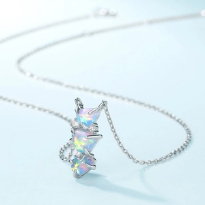 Dettaglio della collana in argento S925 con tre pendenti in opale a cuore e piccoli diamanti