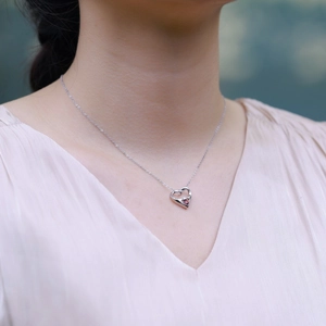 Collier en argent sterling S925 avec pendentif cœur et grenat sur une femme