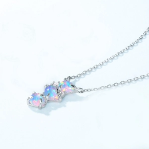 Dettaglio della collana con tre cuori in opale, argento sterling S925 e piccoli zirconi