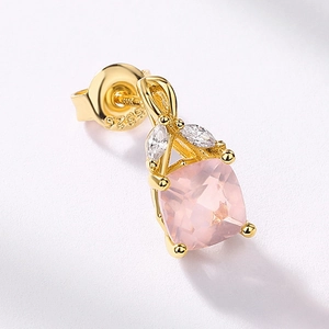 Gros plan du fermoir papillon en argent S925 et boucle d'oreille en cristal rose