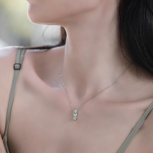 Dettaglio collana in argento s925 con tre ciondoli in opale sintetico indossata
