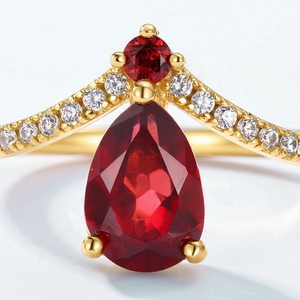 Elegant 925 silver gold-plated ring with pear-shaped garnet and chevron pavé setting