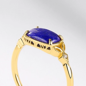 Detail eines Vintage-Rings mit blauem Lapislazuli und goldener Gitter-Durchbruchsarbeit