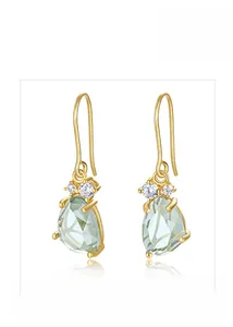 Vue détaillée des boucles d'oreilles en cristal vert clair avec placage doré et zircons