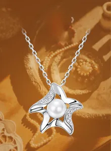 Détail macro du pendentif étoile de mer en argent S925 avec perle et zircons incrustés