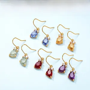 Détail de boucles d'oreilles en cristal goutte en cinq couleurs avec crochets dorés