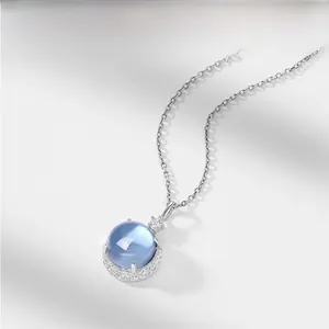 Détail macro du pendentif en pierre bleue ciel et argent S925 avec petit accent étoile