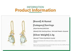 Détail de boucles d'oreilles en argent S925 plaqué or avec cristaux vert clair en goutte