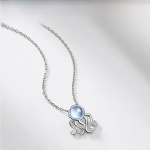 Détail du collier pieuvre en argent sterling S925 avec incrustation de gemme bleue