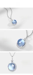 Détails macro du collier lune en argent avec pierre bleu clair et finitions polies