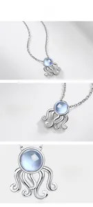 Gros plan détaillé du pendentif poulpe poli avec une pierre de topaze bleu clair brillante