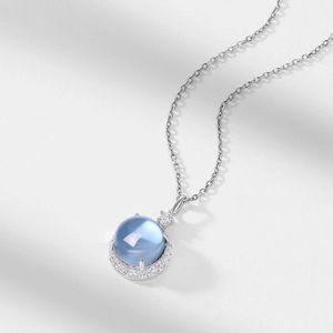 Collier en argent S925 avec une pierre précieuse bleu clair et cristaux brillants