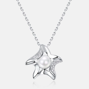 Détail du collier étoile de mer en argent S925 avec perle blanche et cristaux brillants