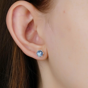 Boucles d'oreilles fleur en argent S925 serties d'une pierre naturelle de topaze bleue