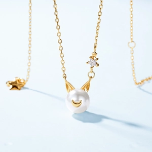 Collier chat doré avec pendentif perle blanche, motifs lune et étoile style féerique