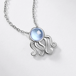 Pendentif poulpe en argent S925 avec pierre bleue ronde sur une chaîne maille forçat
