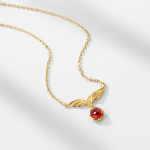 Collana in argento S925 con ali dorate che circondano granato rosso e zirconi
