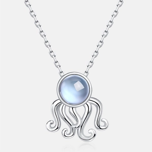 Vue détaillée du pendentif poulpe en argent S925 avec incrustation de gemme bleue