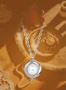 Détail du collier en argent S925 avec perle ronde et petits accents de zircon blanc