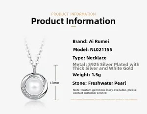 Détail du pendentif en argent S925 avec perle d'eau douce et petits cristaux brillants