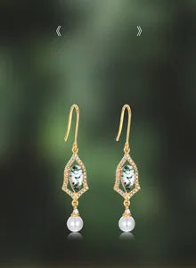 Détail des boucles d'oreilles en agate mousse avec perles blanches et crochets dorés
