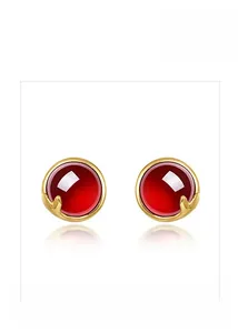 Vue détaillée de boucles d'oreilles grenat rondes plaquées or avec motif de feuilles