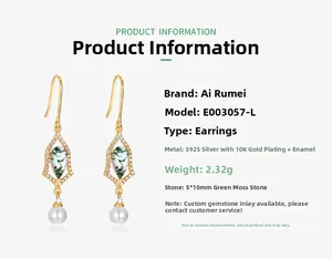 Vue détaillée de boucles d'oreilles en pierre de mousse verte, argent et perles