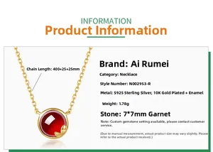 Détail macro du pendentif grenat 7mm sur chaîne en argent S925 plaqué or 10 carats