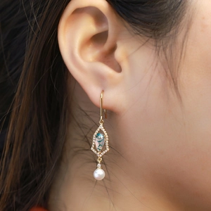 Élégantes boucles d'oreilles en or avec agate mousse poire et perles de style vintage français