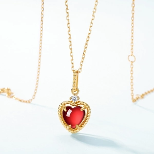 Élégant collier cœur en argent 925 avec pendentif grenat rouge et cadre torsadé doré