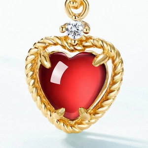 Gros plan du collier coeur en argent 925 avec grenat rouge et bordure torsadée fine