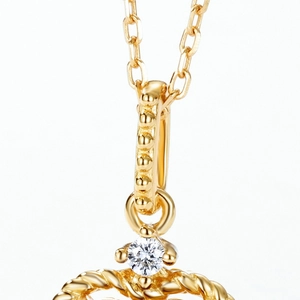 Détail du collier en argent 925 plaqué or avec texture torsadée et pierre ronde