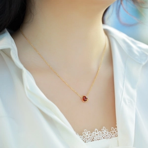 Collier minimaliste en argent 925 avec pendentif grenat rouge et chaîne dorée
