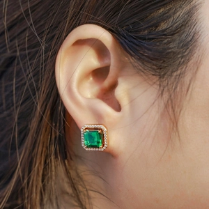 Luxe oorknopjes met smaragdgroene edelsteen van verguld S925 sterling zilver