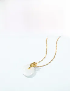 Détail du pendentif en jade Hetian avec nuage doré et fine chaîne en argent S925
