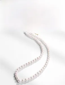Détail du collier en perles d'eau douce argent 925 avec pendentif cœur et fermoir doré