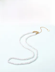 Dettaglio della chiusura in argento S925 e ciondolo a cuore su collana di perle d'acqua dolce