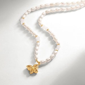 Collier élégant en argent S925 avec pendentif papillon, perles et pierres roses