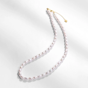 Elegante Süßwasserperlenkette aus S925 Sterlingsilber mit Herzanhänger und Goldverschluss