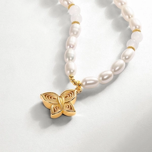 Collier élégant en argent S925 avec perles d'eau douce et pendentif papillon doré