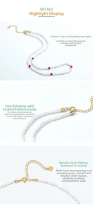 Détails macro du collier de perles et agate rouge avec fermoir en argent plaqué or