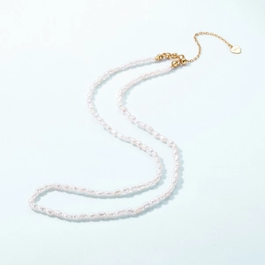 Elegante collana in argento 925 con perle d'acqua dolce e ciondolo a cuore su blu
