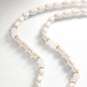 Collier élégant avec perles d'eau douce blanches, gemmes roses et séparateurs dorés